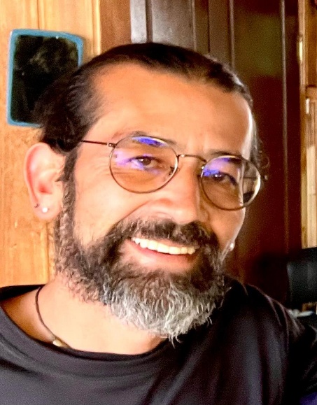 Un hombre con lentes haciendo muecas

El contenido generado por IA puede ser incorrecto.