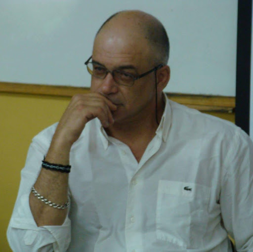 Un hombre con lentes y camisa blanca

El contenido generado por IA puede ser incorrecto.